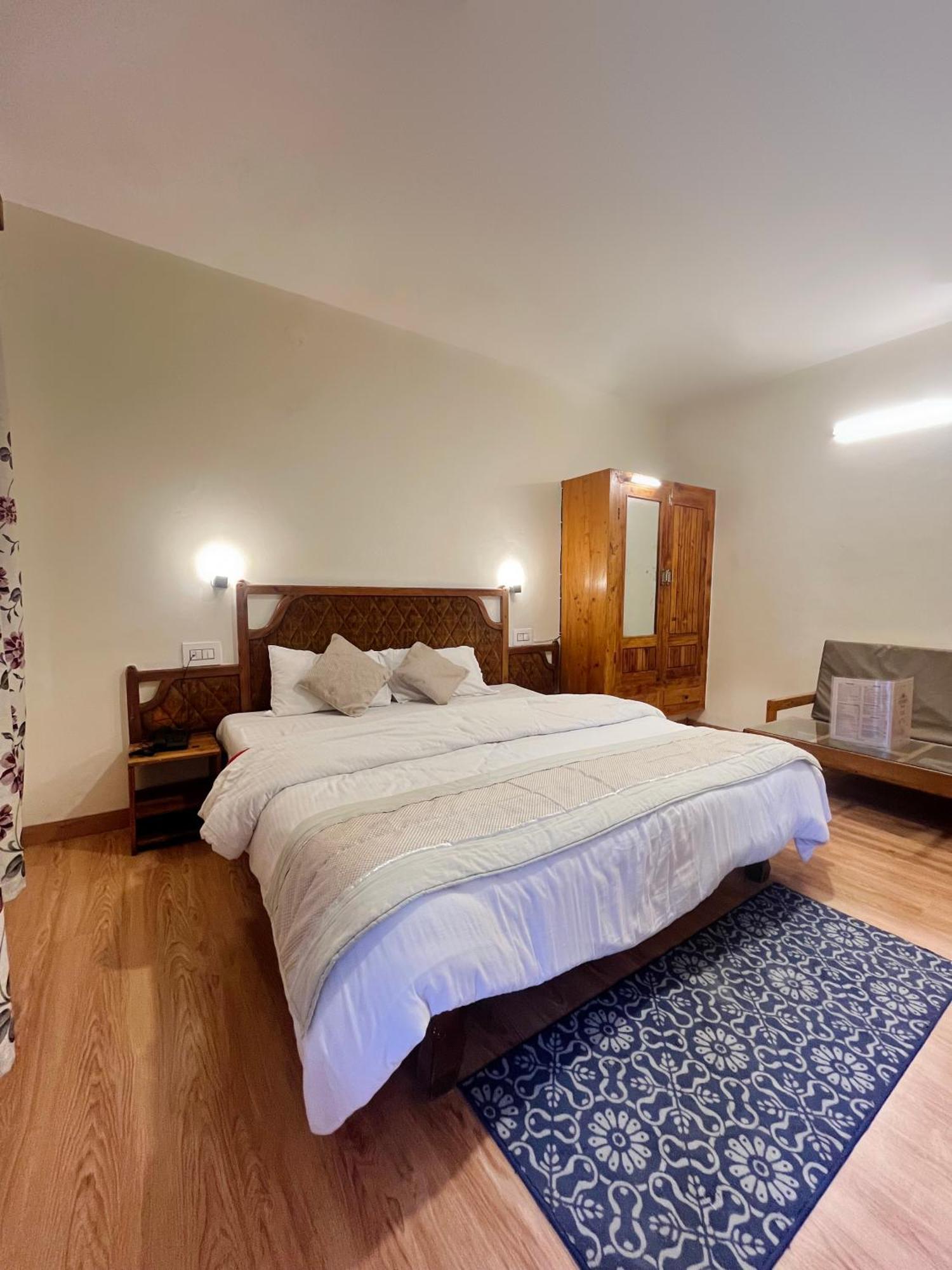 Tourist Hotel 10 Minutes Walking Distance From The Mall Manāli Exterior foto