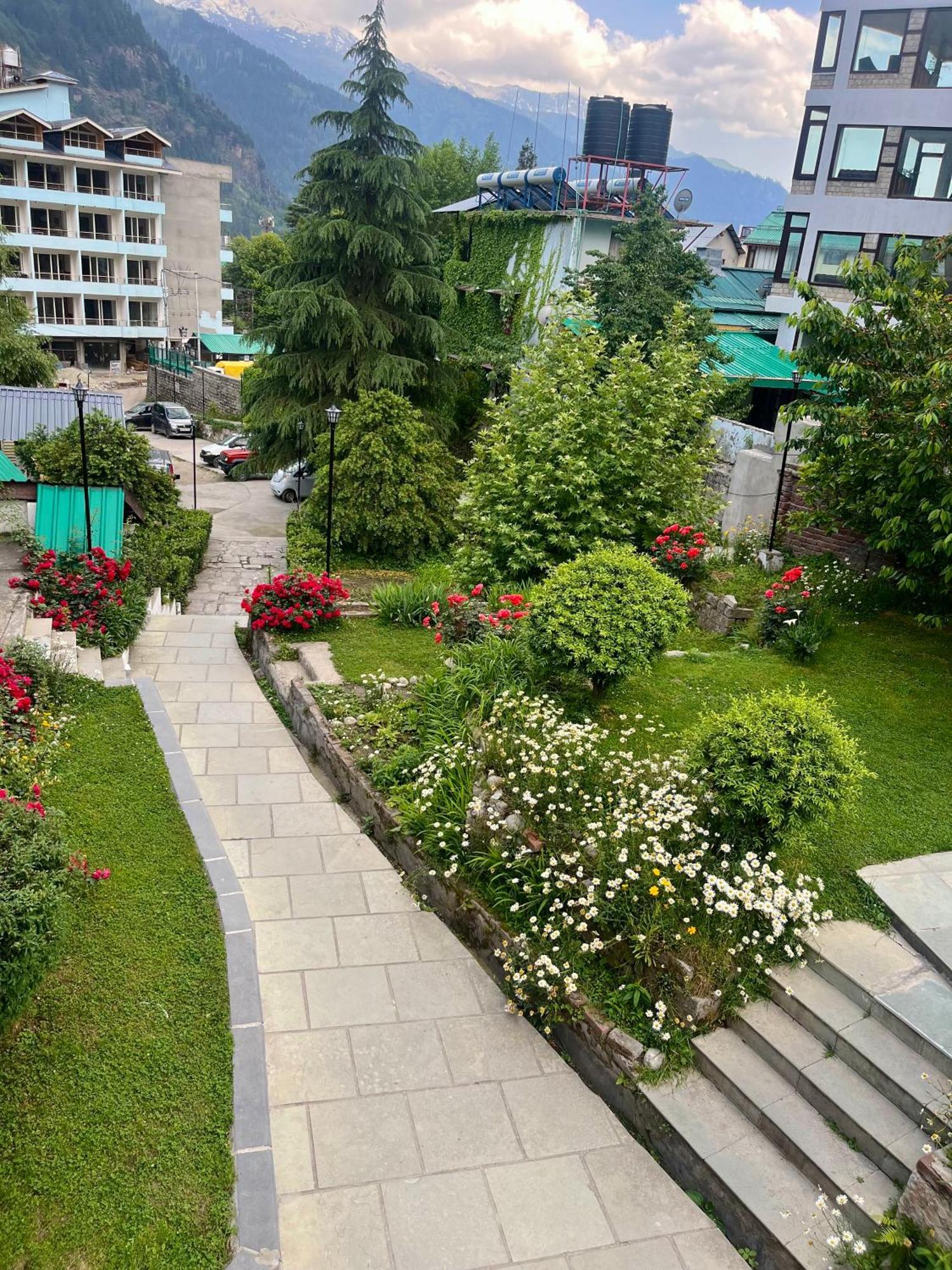 Tourist Hotel 10 Minutes Walking Distance From The Mall Manāli Exterior foto
