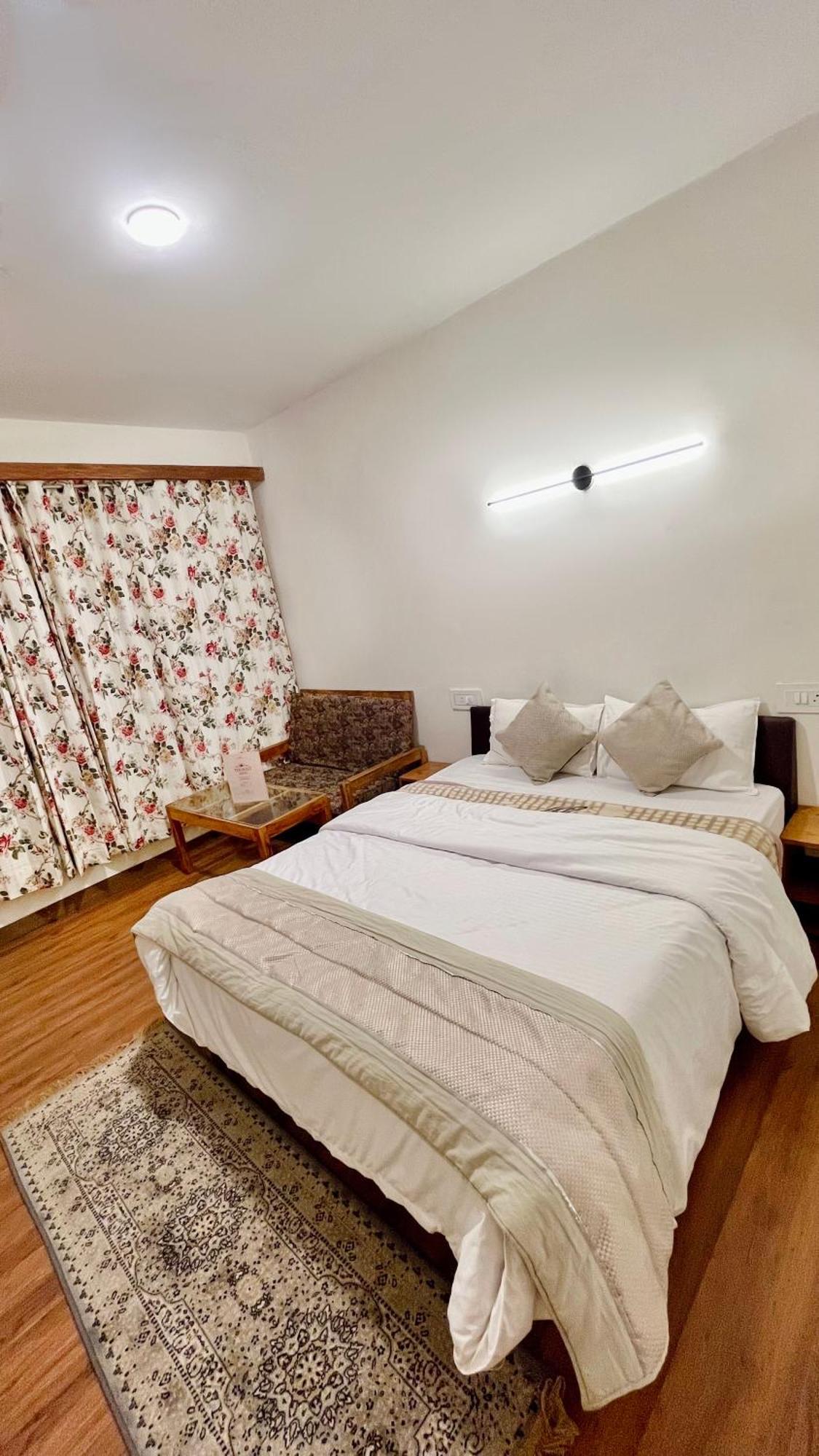 Tourist Hotel 10 Minutes Walking Distance From The Mall Manāli Exterior foto