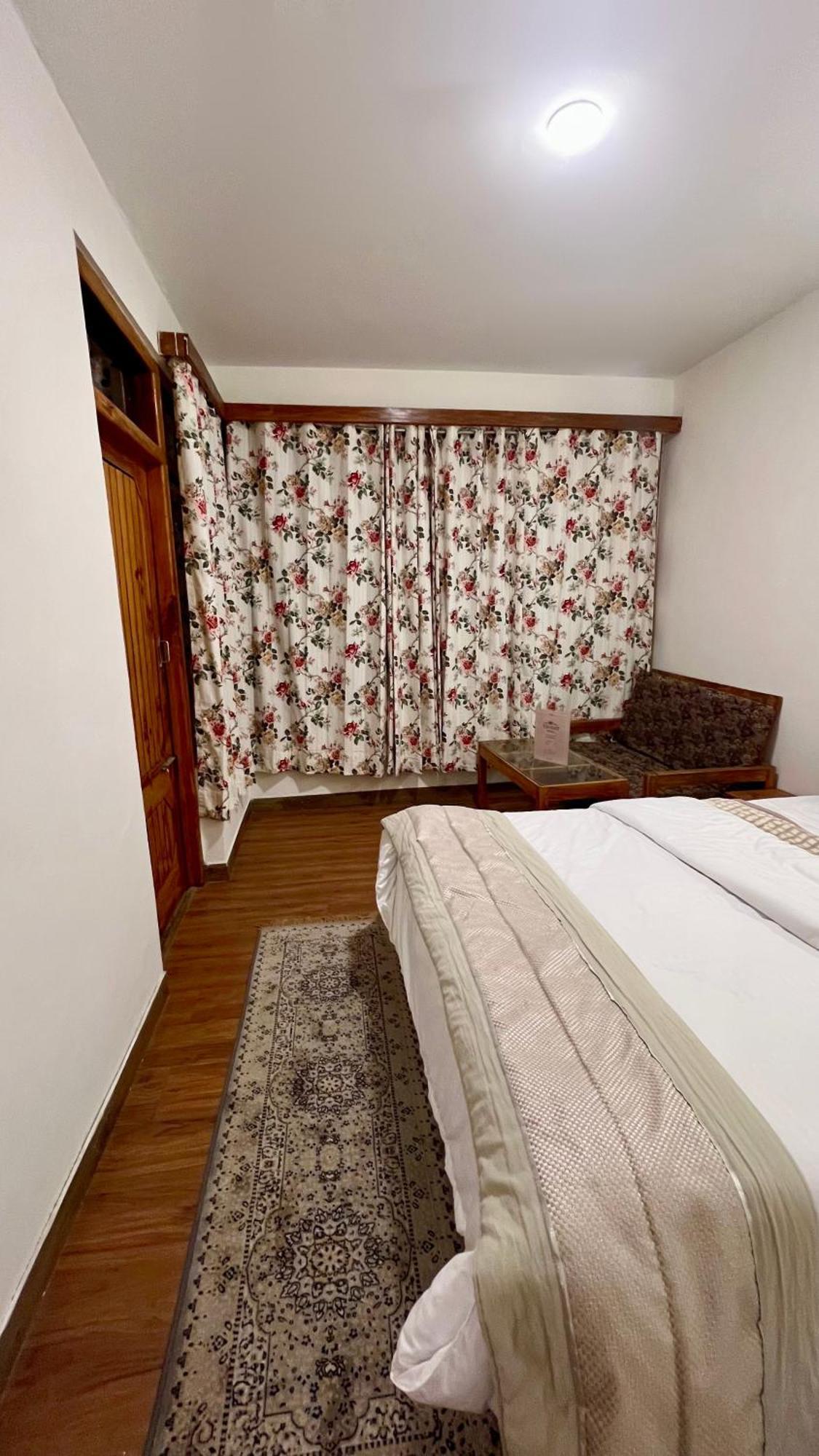 Tourist Hotel 10 Minutes Walking Distance From The Mall Manāli Exterior foto