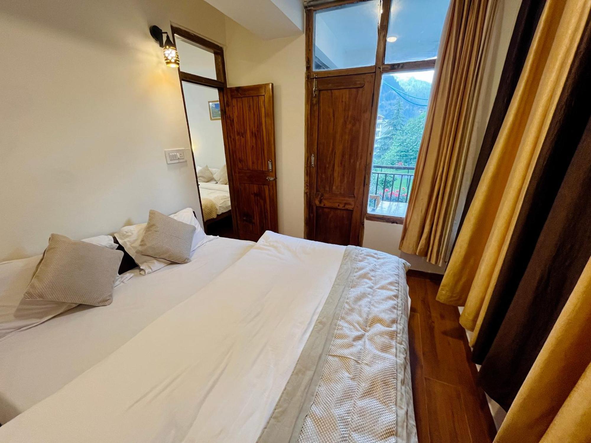 Tourist Hotel 10 Minutes Walking Distance From The Mall Manāli Exterior foto