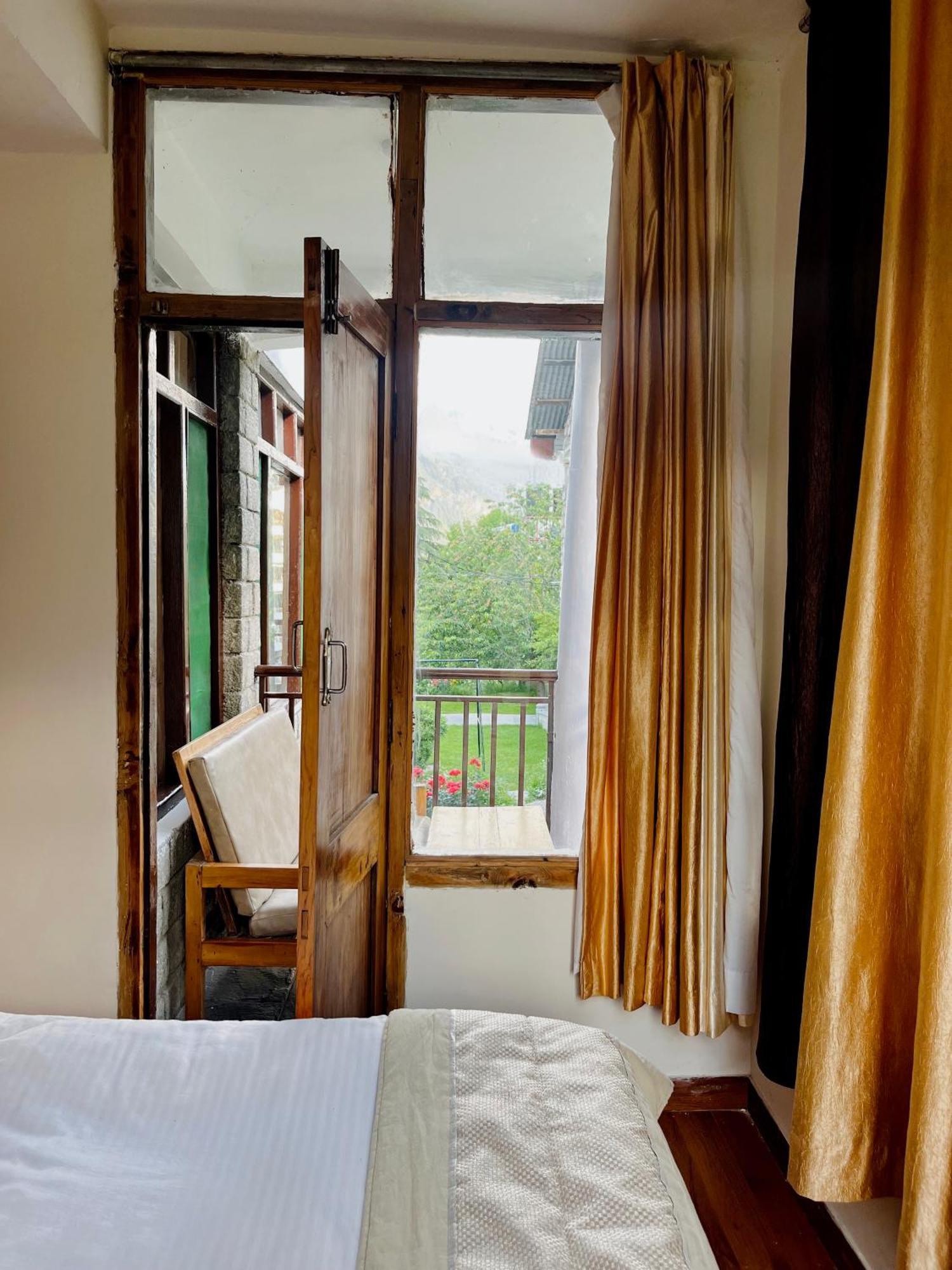 Tourist Hotel 10 Minutes Walking Distance From The Mall Manāli Exterior foto