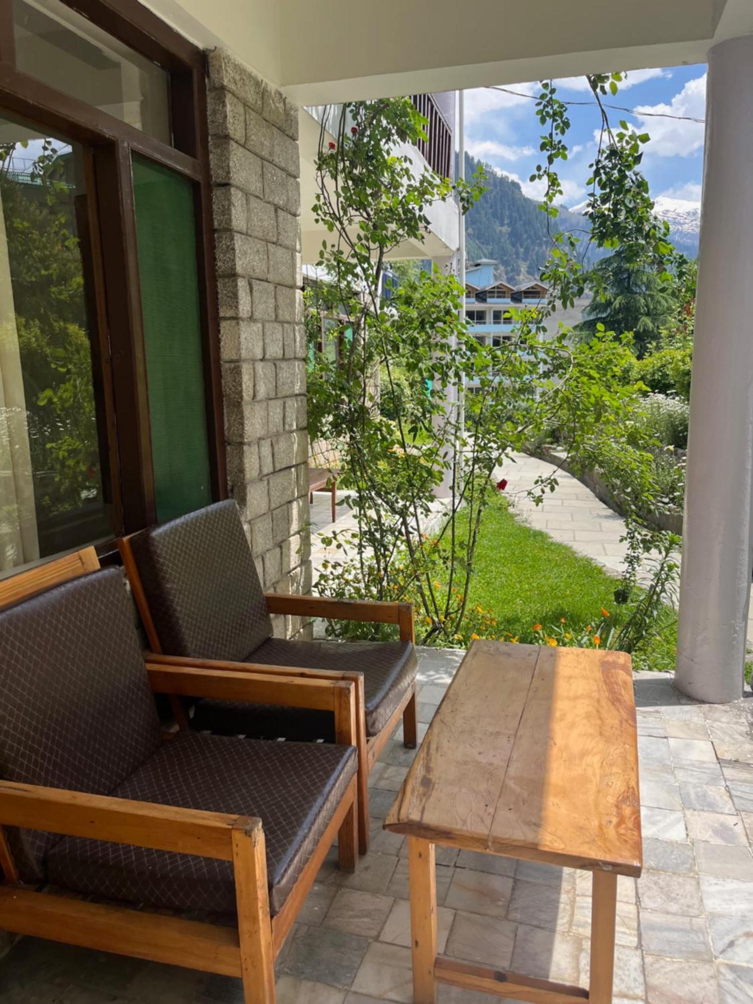 Tourist Hotel 10 Minutes Walking Distance From The Mall Manāli Exterior foto