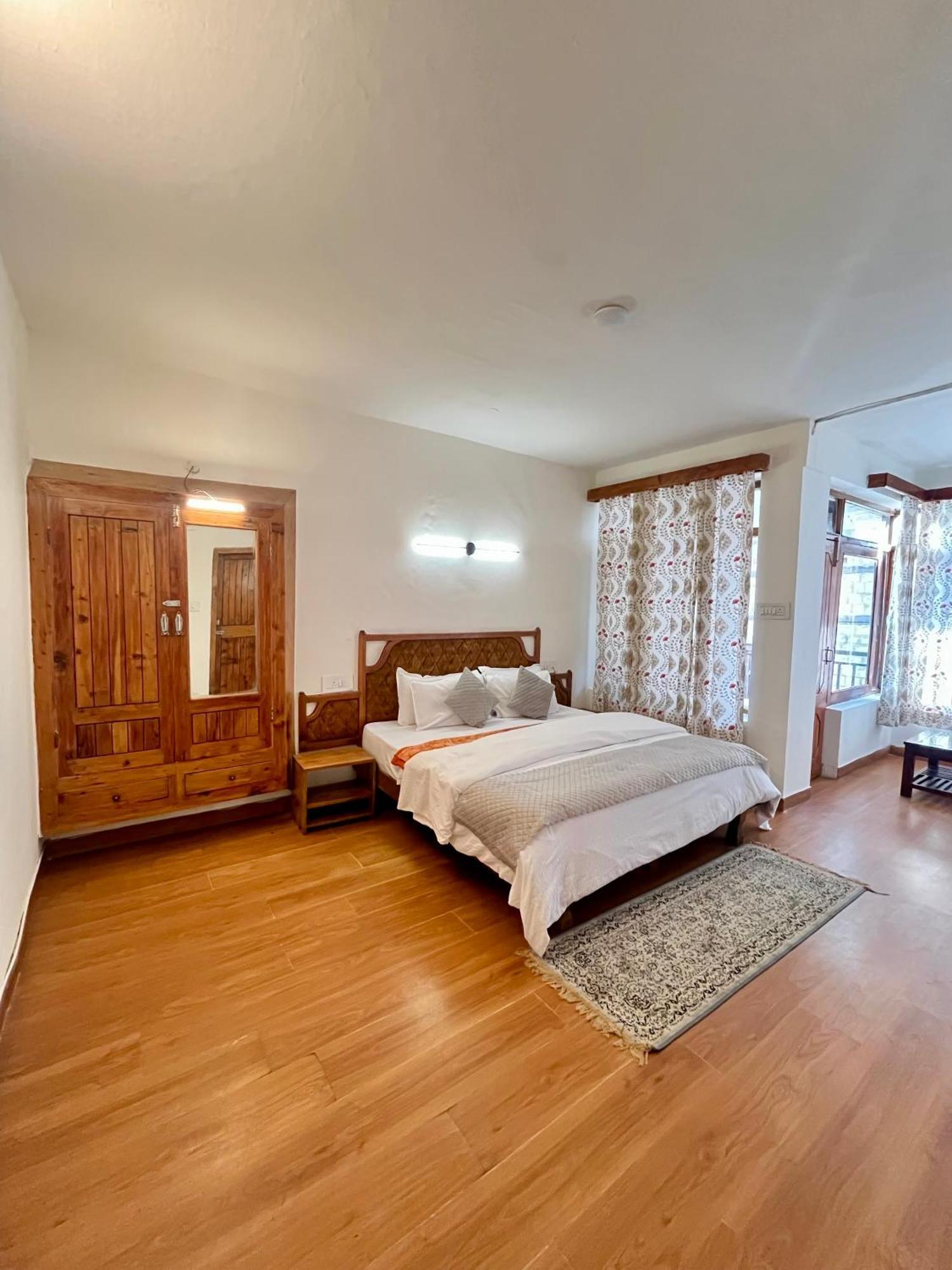 Tourist Hotel 10 Minutes Walking Distance From The Mall Manāli Exterior foto