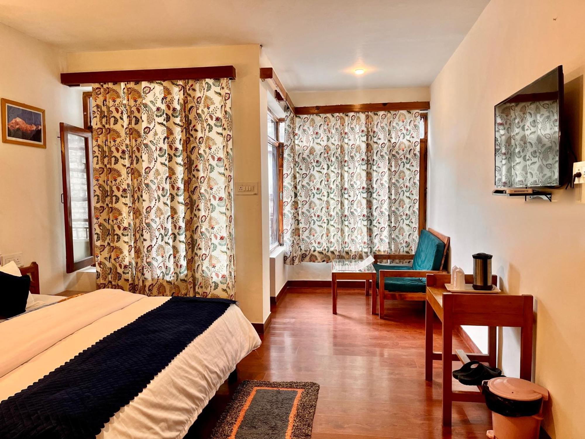 Tourist Hotel 10 Minutes Walking Distance From The Mall Manāli Exterior foto