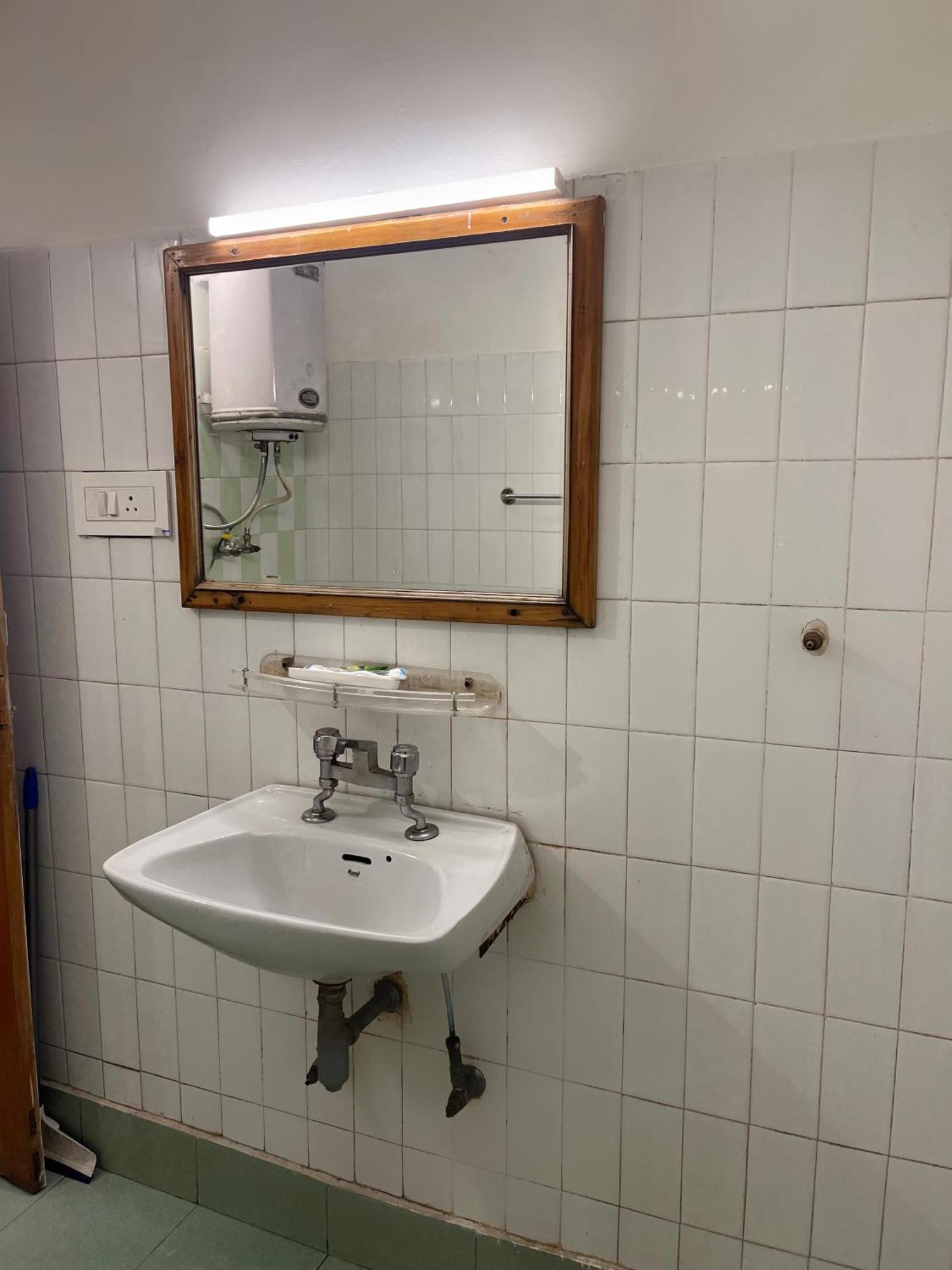 Tourist Hotel 10 Minutes Walking Distance From The Mall Manāli Exterior foto